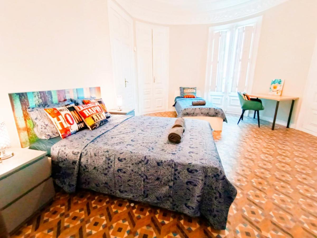 By Plaza Catalunya Rooms Barcelona Exterior photo